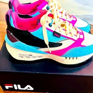 NEW IN BOX ! Only worn tried on in the house once. FILA Reno Gen fuschia/gard